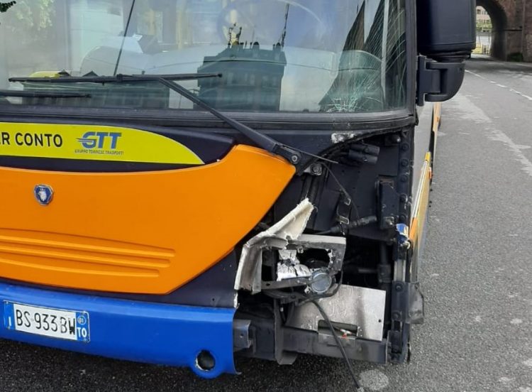 CAMBIANO – Autista del pullman frena e finisce contro un’auto parcheggiata: un ferito