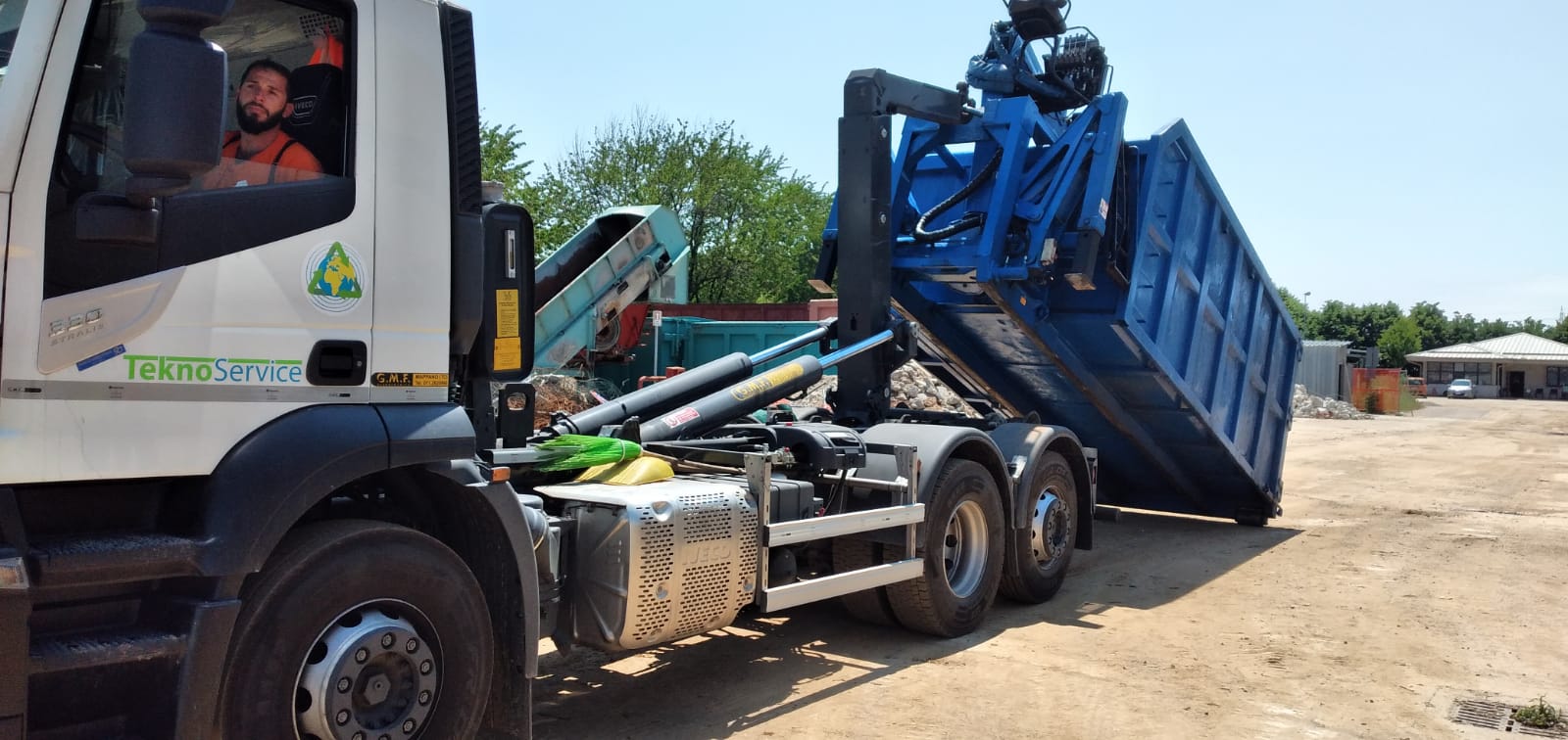 NICHELINO – L’isola ecologica itinerante per limitare gli abbandoni dei rifiuti