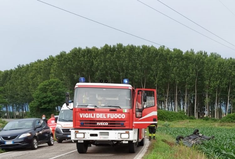 VINOVO – Finisce fuori strada sulla via per Moncalieri