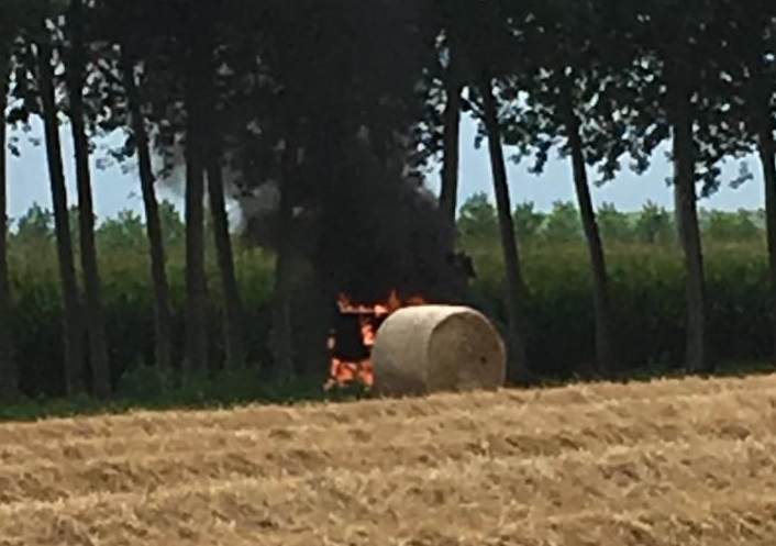 CARIGNANO – A fuoco una rotopressa per balle di fieno