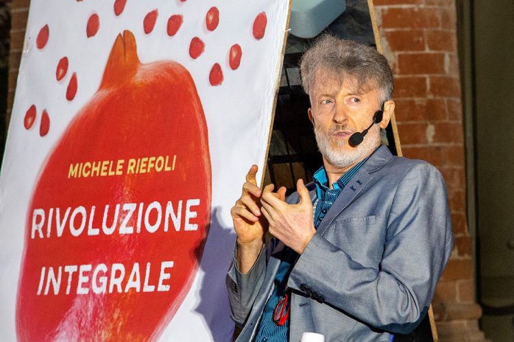 Michele Riefoli, svela la “Rivoluzione Integrale” al Libro del Mercoledì