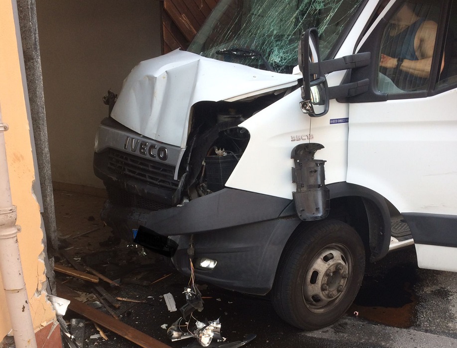 NICHELINO – Perde il controllo del furgone e si schianta contro un palazzo