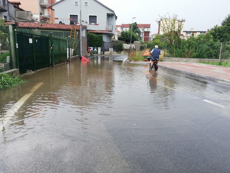 MALTEMPO – Il temporale distrugge l’asfalto in via XXV Maggio. Danni anche nel carmagnolese