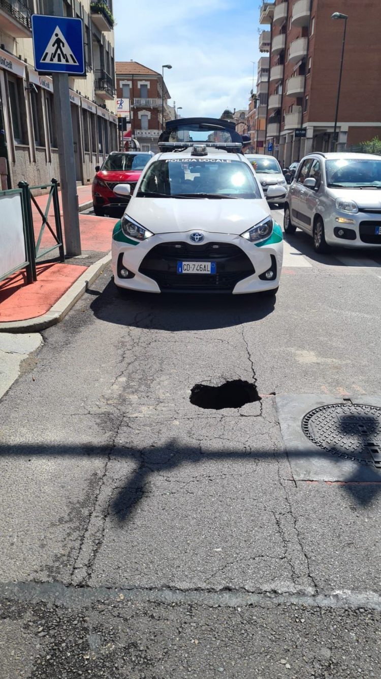 NICHELINO – Voragine si apre all’improvviso nell’asfalto