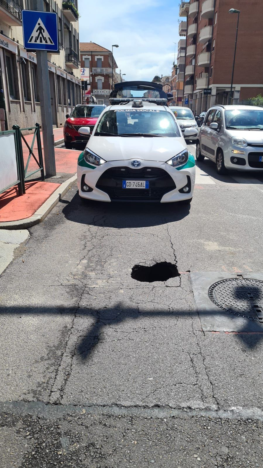 NICHELINO – Voragine si apre all’improvviso nell’asfalto