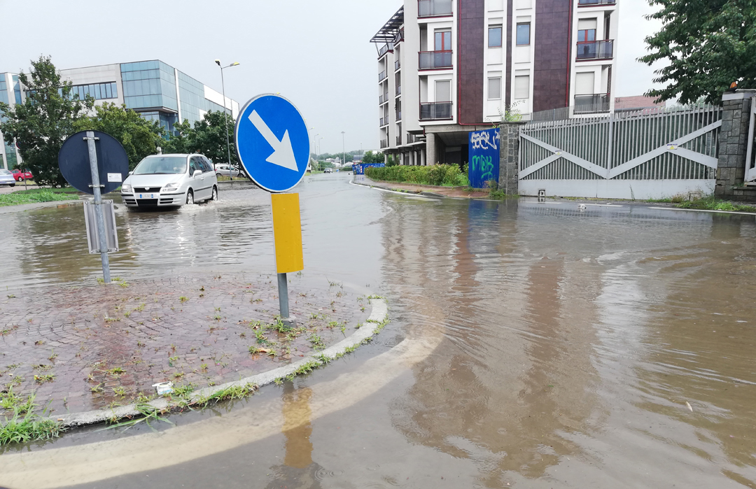 Nubifragio su Moncalieri: strade allagate