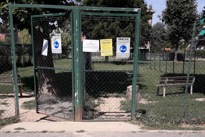 SANTENA – Area cani alla Trinità: segnalazioni per i troppi buchi nella recinzione