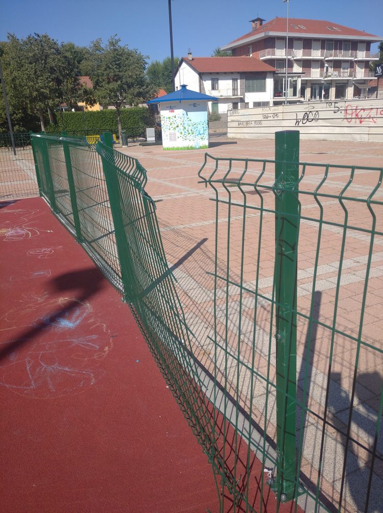 MONCALIERI – Vandali in azione nella piazza di Moriondo