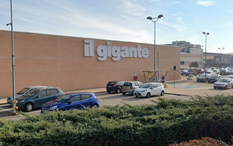 LA LOGGIA – Tragedia al supermercato Gigante: muore camionista schiacciato dal tir