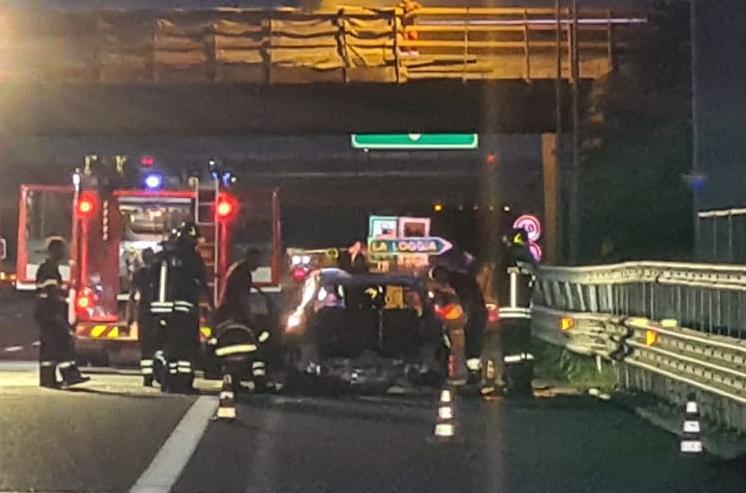 LA LOGGIA – Auto in fiamme in tangenziale: illesi i passeggeri