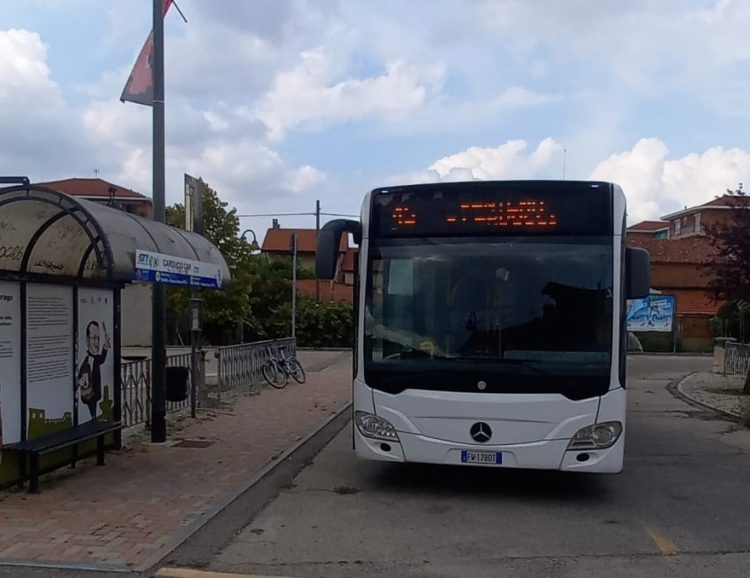 SANTENA – Sale ubriaco sul pullman 45: l’autista chiama aiuto