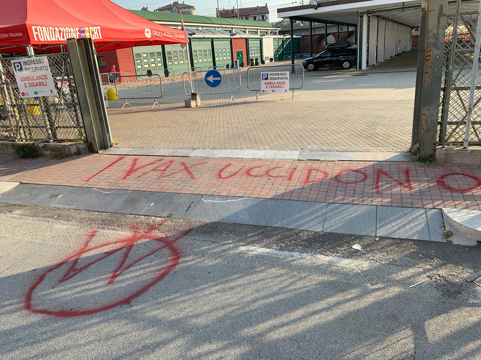 MONCALIERI – Vandali imbrattano l’hub vaccinale di Borgo Mercato