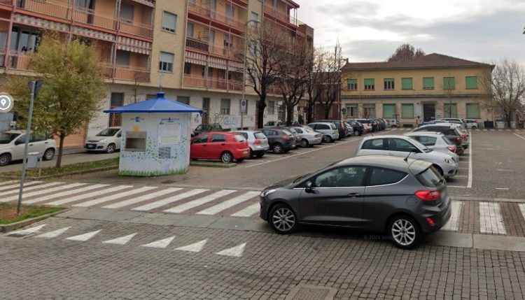 MONCALIERI – Si rinfresca al punto Smat e viene aggredita