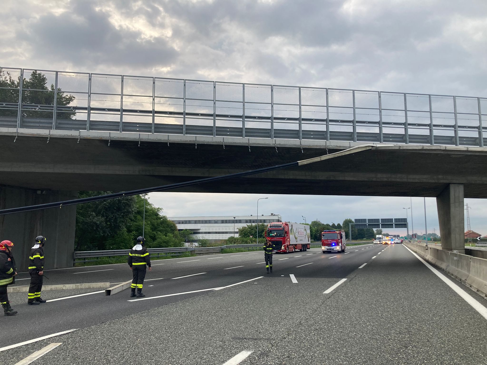 TROFARELLO – Paura in tangenziale: si stacca una canalina di fili elettrici dal cavalcavia