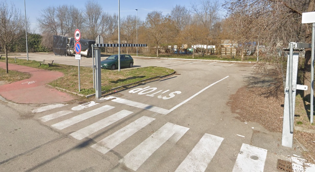 NICHELINO – Troppi mezzi pesanti nel parcheggio di via Torricelli: arriva la sbarra