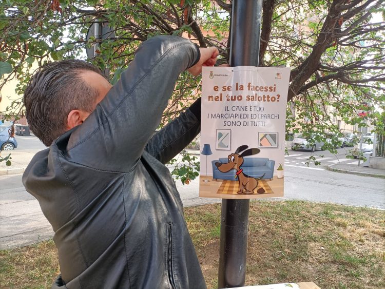 NICHELINO – Cartelli in zona via Palermo per le continue deiezioni canine
