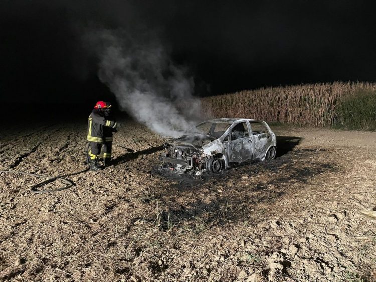 VINOVO – Auto a fuoco nei campi in strada Confignasco