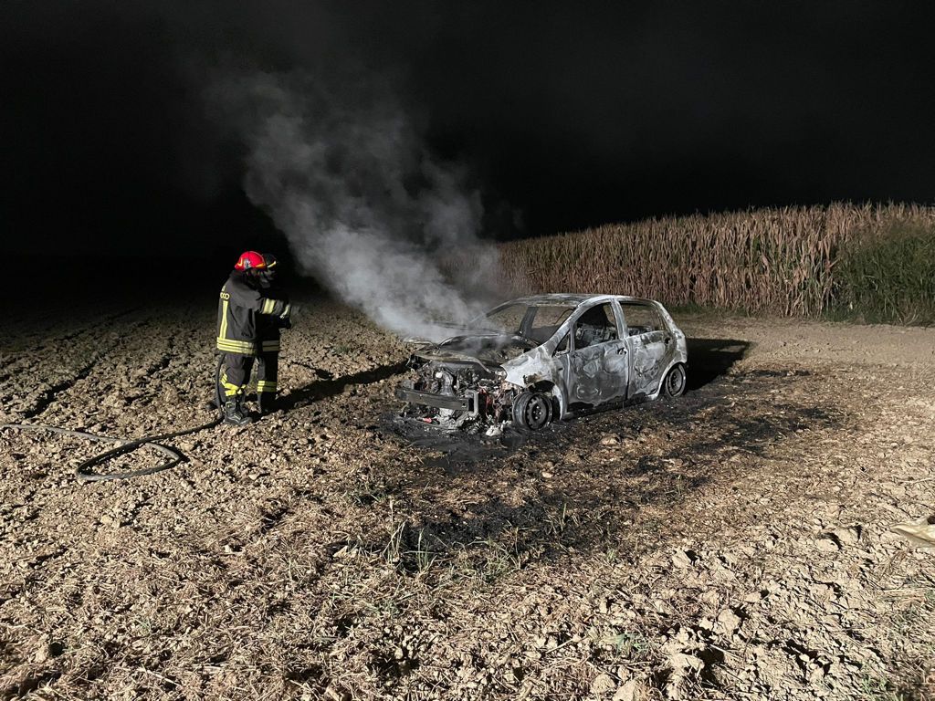 VINOVO – Auto a fuoco nei campi in strada Confignasco