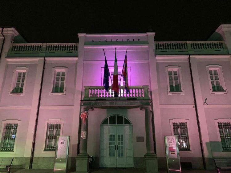 VINOVO – Municipio colorato di rosa per il mese di prevenzione del tumore al seno