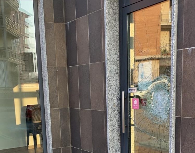 NICHELINO – Sfasciata la porta delle pizzeria Diecimila 48