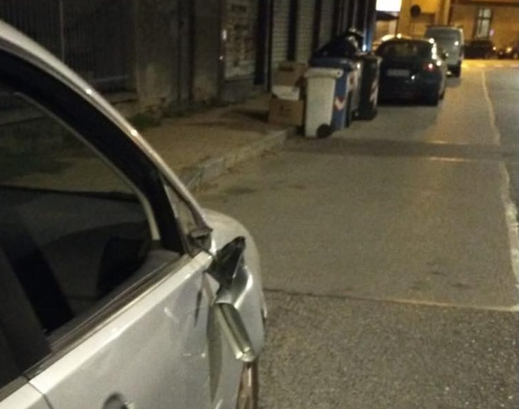 NICHELINO – Sfasciano le auto in sosta sul monopattino