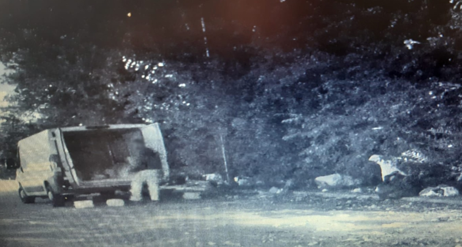 MONCALIERI – La fototrappola incastra l’uomo che abbandona rifiuti