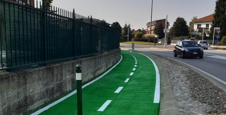 CARMAGNOLA – Il reticolato di piste ciclabili di vari colori come le linee di metropolitana