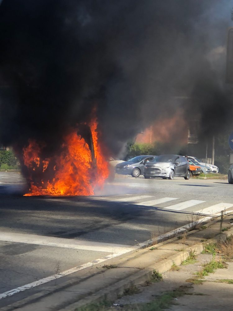 POIRINO – L’incidente e poi il veicolo a fuoco: paura in via Carmagnola