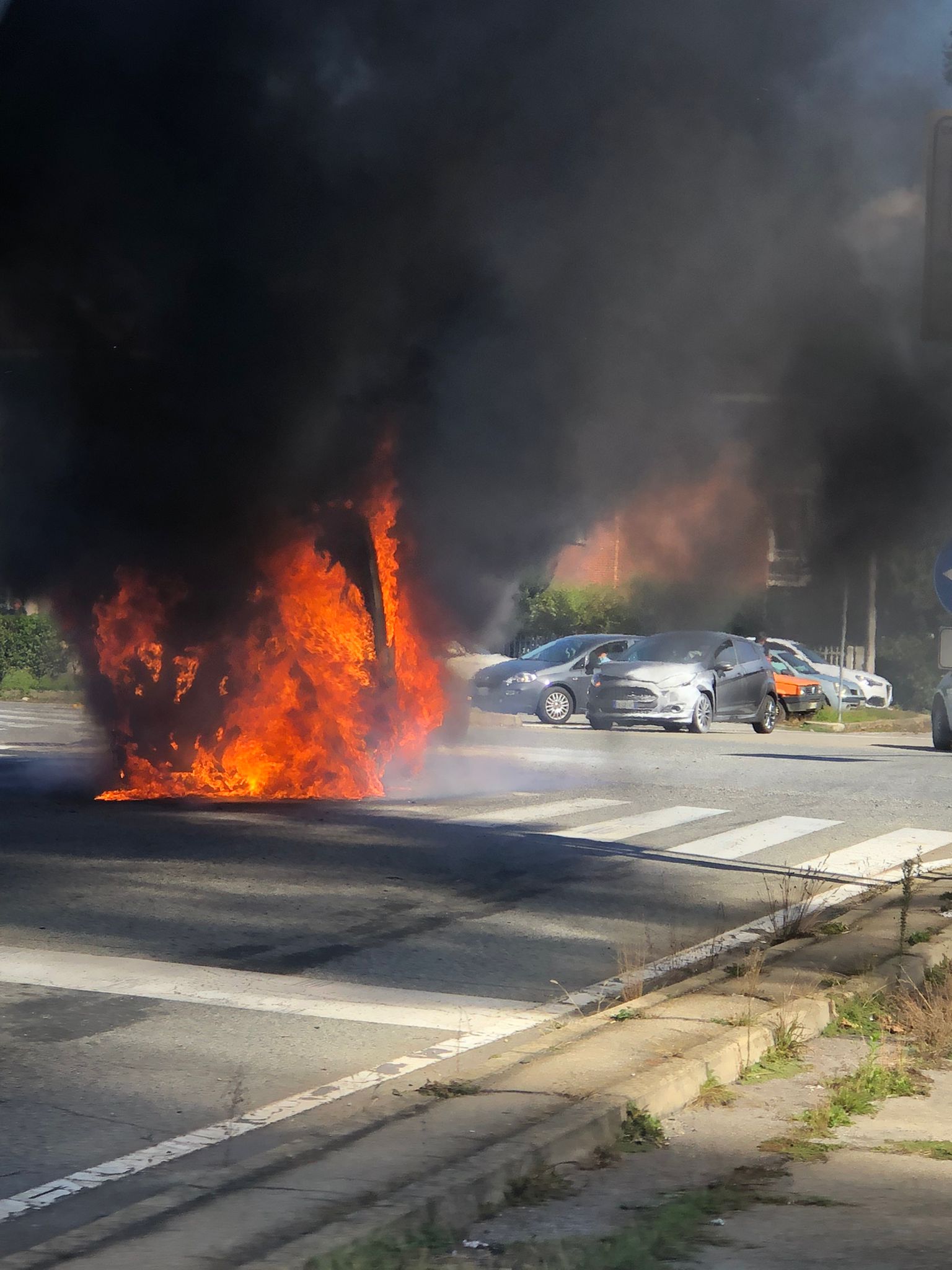 POIRINO – L’incidente e poi il veicolo a fuoco: paura in via Carmagnola