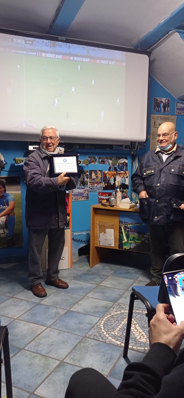 CAMBIANO – Il Napoli Club Cambiano premia Beniamino Siconolfi per la sua fedeltà al circolo