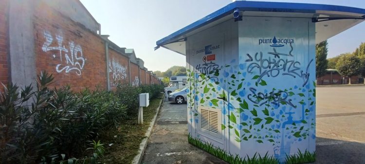 MONCALIERI – Vandali imbrattano la zona del cimitero: denunciati