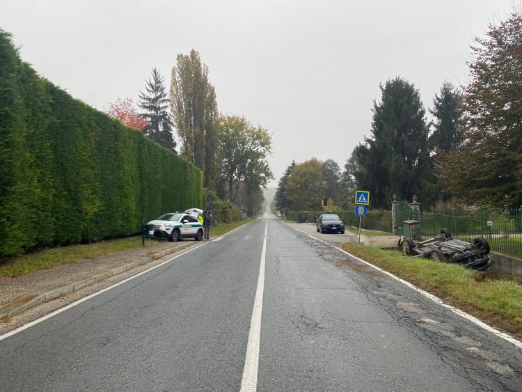 MONCALIERI – Sbaglia la curva e perde il controllo della macchina