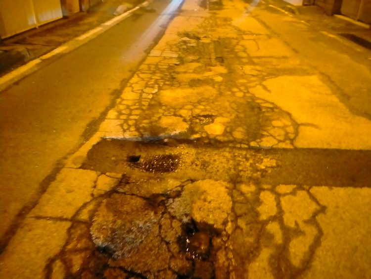 MONCALIERI – Rompe le ruote sulle disconnessioni della strada