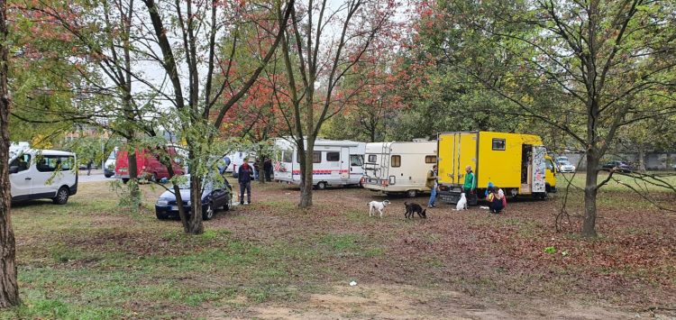 NICHELINO – Il rave party che paralizza Stupinigi: almeno 6 mila persone a ballare senza regole