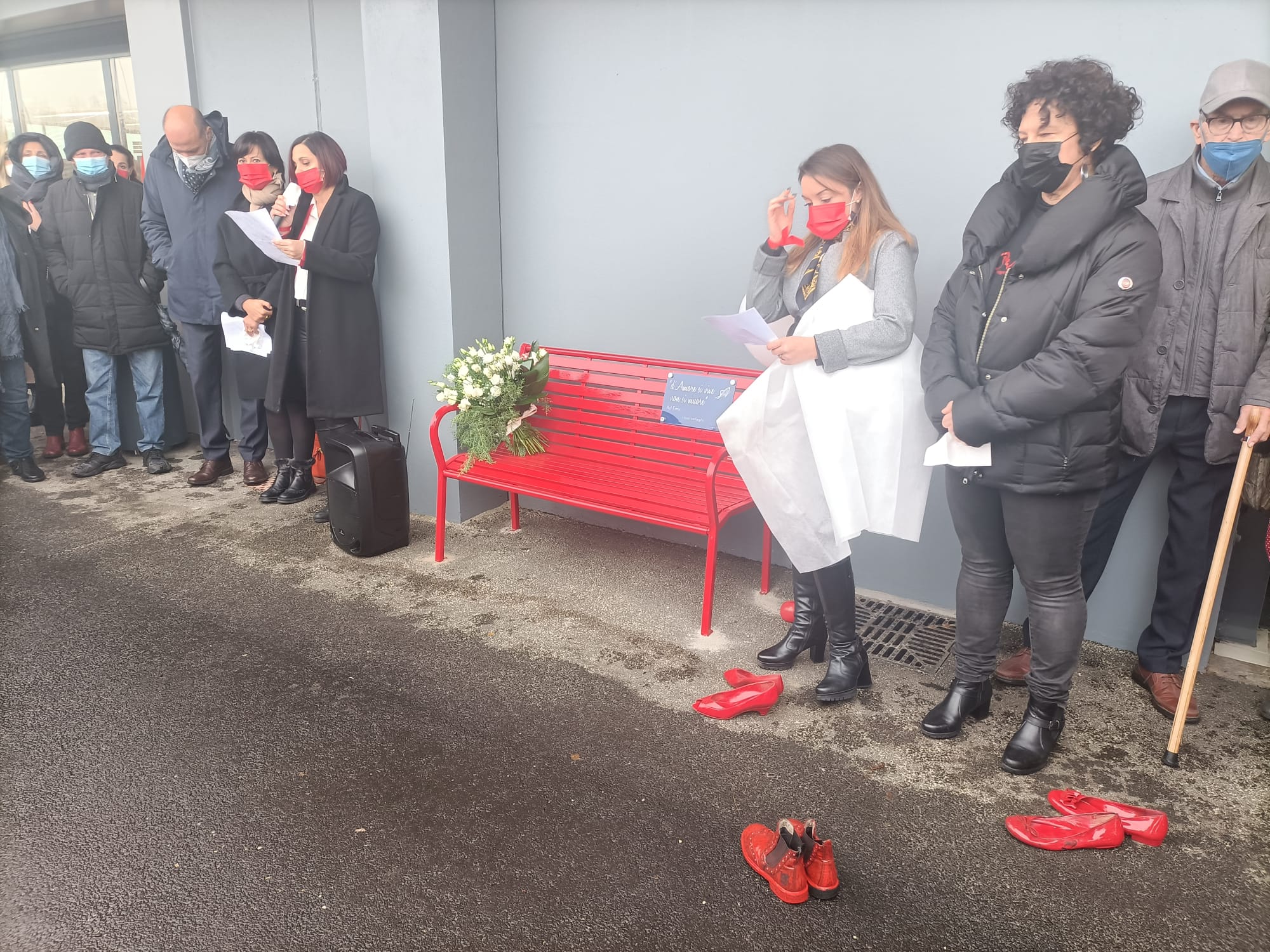 LA LOGGIA – Inaugurata la panchina rossa in memoria di Emanuela Urso