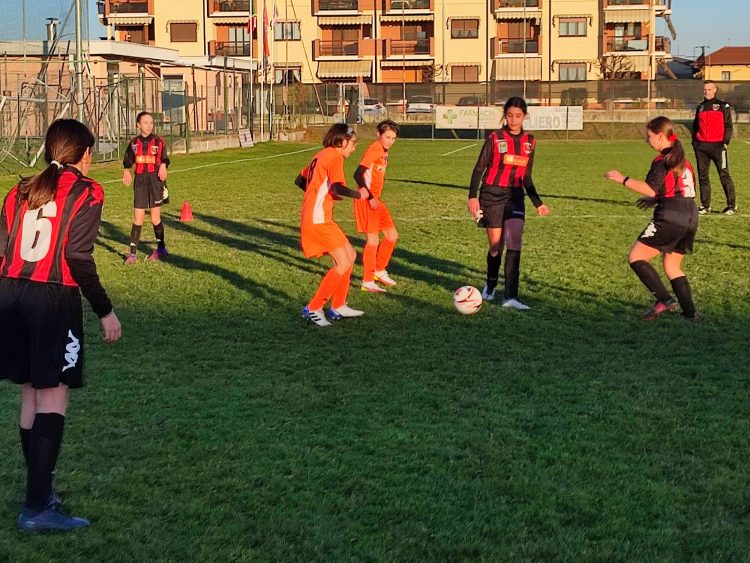 CARMAGNOLA – Un calcio alla violenza con le ragazze del Salsasio