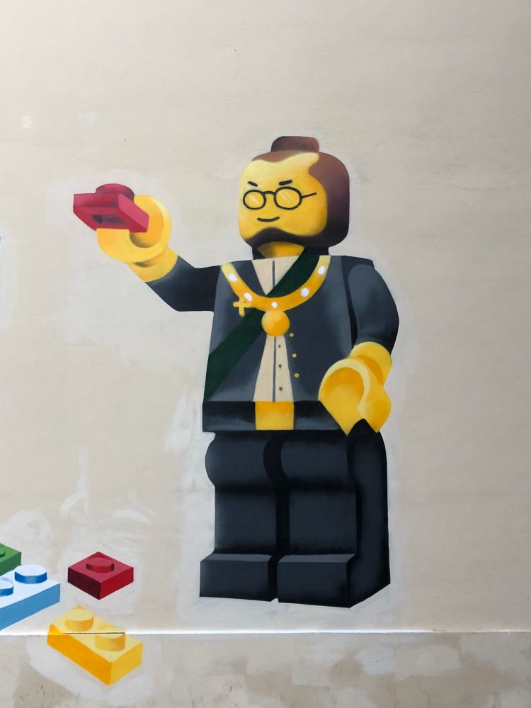 SANTENA – Tanti Lego per raccontare Cavour. Nella scuola di via Vittorio Veneto realizzato un nuovo murales