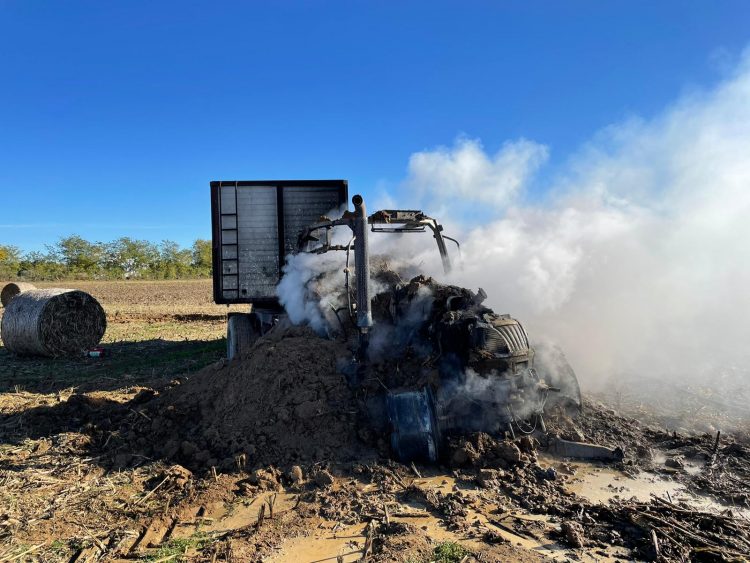 CARMAGNOLA – Brucia un trattore in un campo agricolo