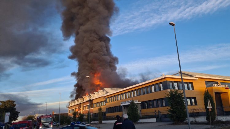 CRONACA – L’incendio della fabbrica di Beinasco tiene in ansia tutta la cintura
