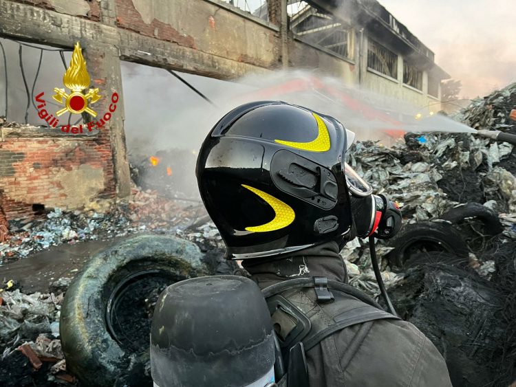 INCENDIO BEINASCO – A Moncalieri agenti inquinanti non preoccupano. A Nichelino meglio usare la mascherina