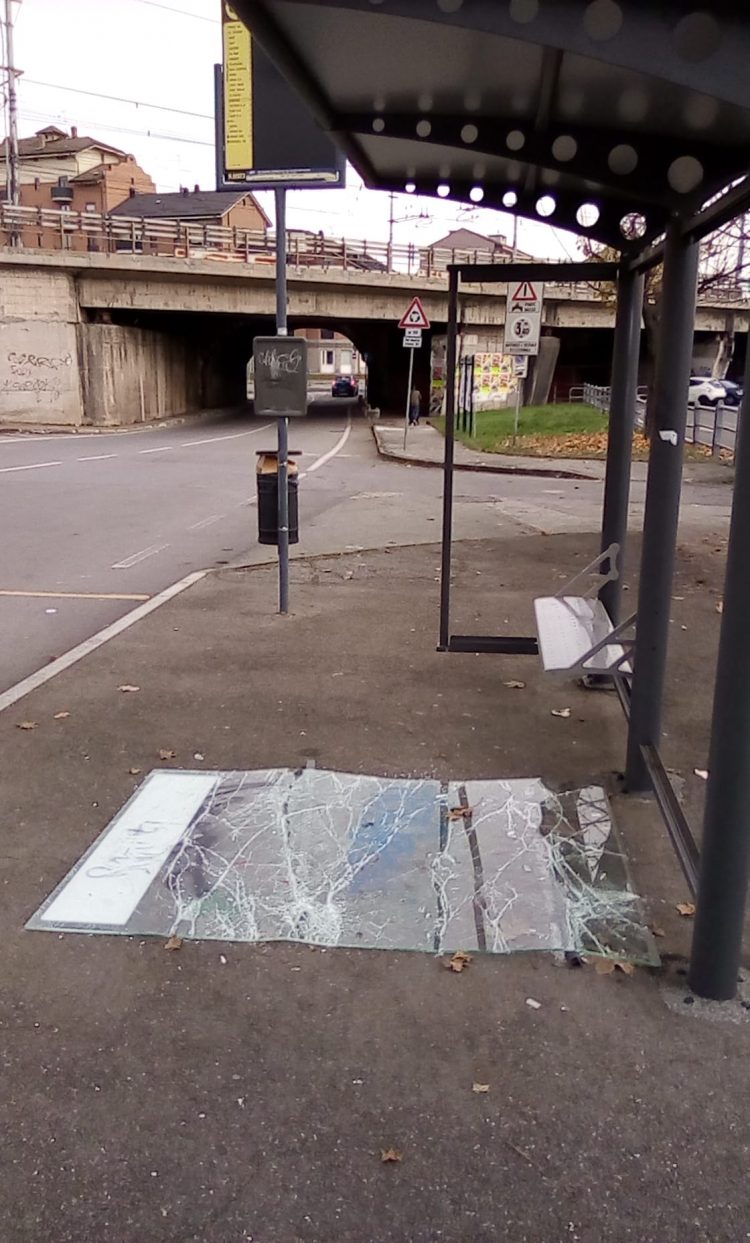 MONCALIERI – Vandali sfondano il plexiglass della fermata dell’autobus