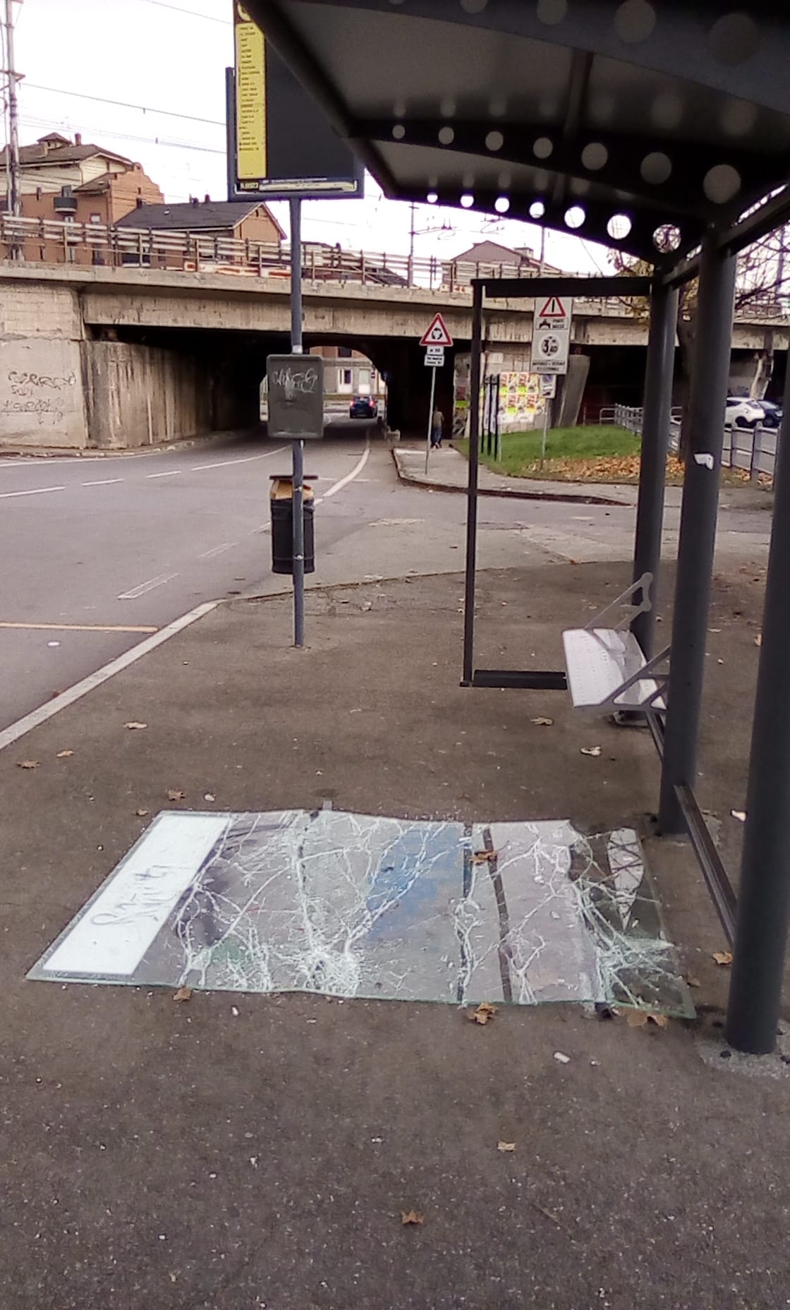 MONCALIERI – Vandali sfondano il plexiglass della fermata dell’autobus