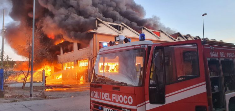 INCENDIO BEINASCO – In tutta Torino sud consigliato uscire con le mascherine Ffp2
