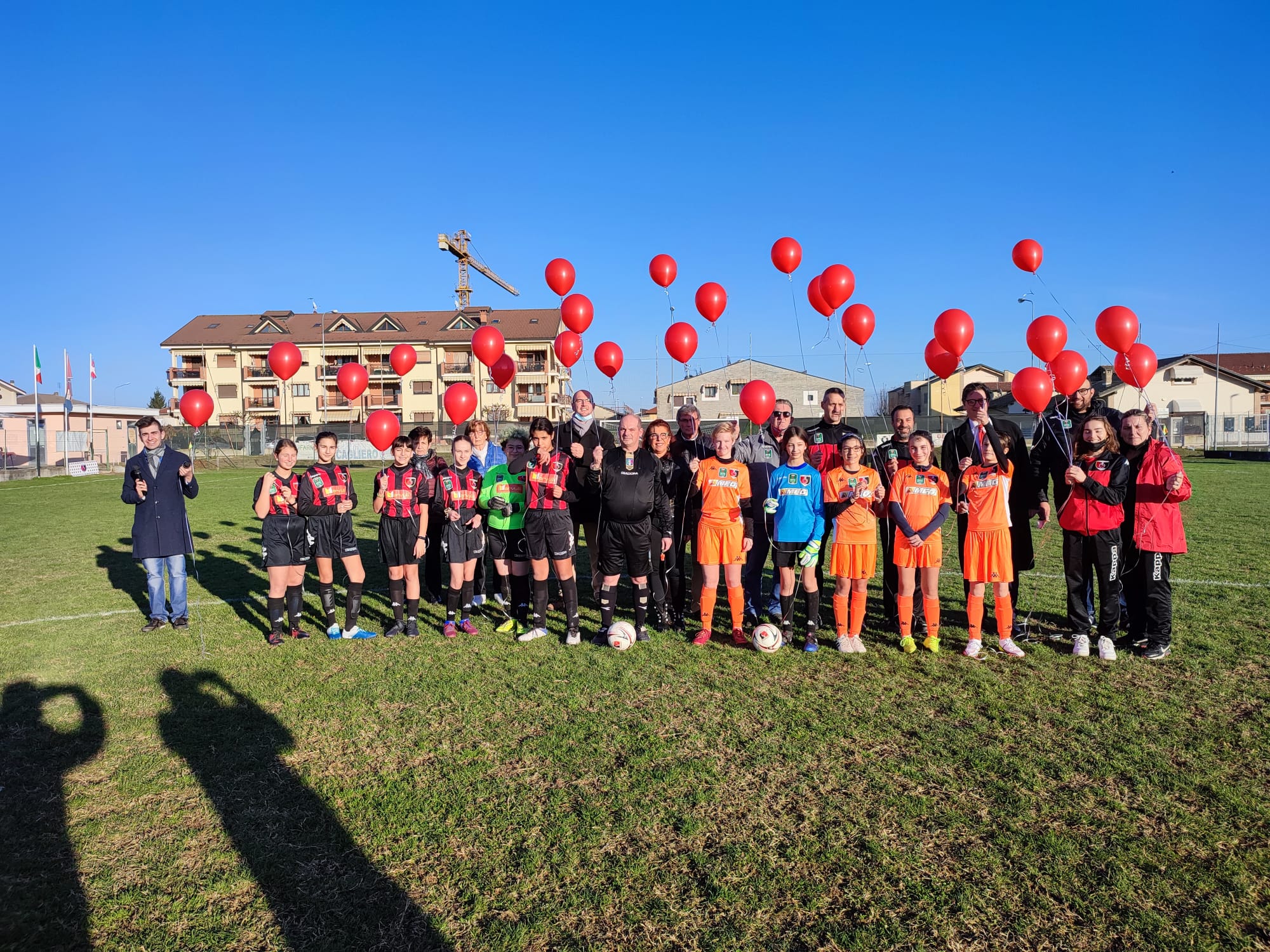 Le ragazze del Salsasio Calcio scendono in campo per dire “No” alla violenza sulle donne