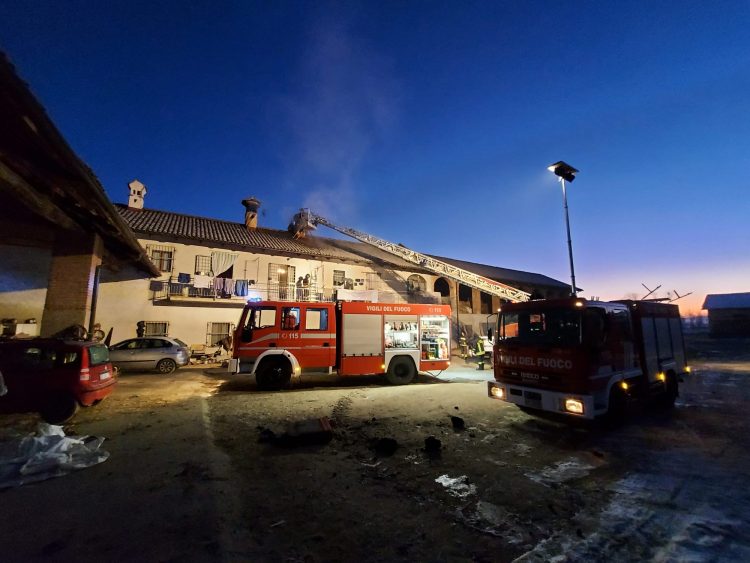 CARIGNANO – Incendio in un cascinale, paura in frazione Brillante