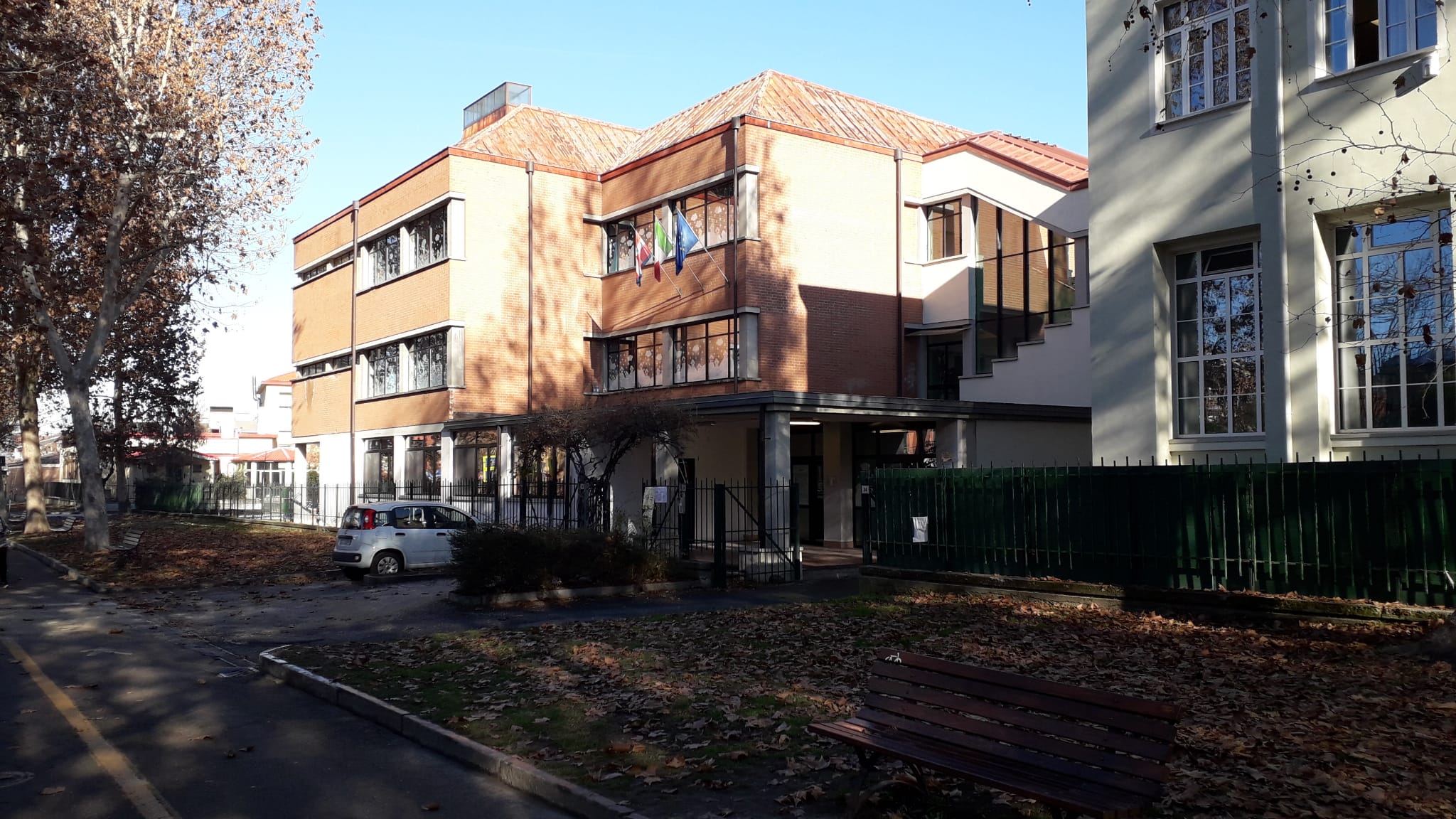 CARMAGNOLA – Paura nella scuola elementare: crolla un controsoffitto