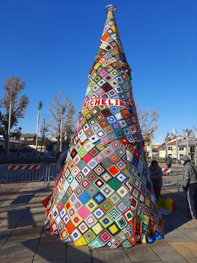 NICHELINO – Un albero di Natale alto sei metri cucito da oltre 100 volontari