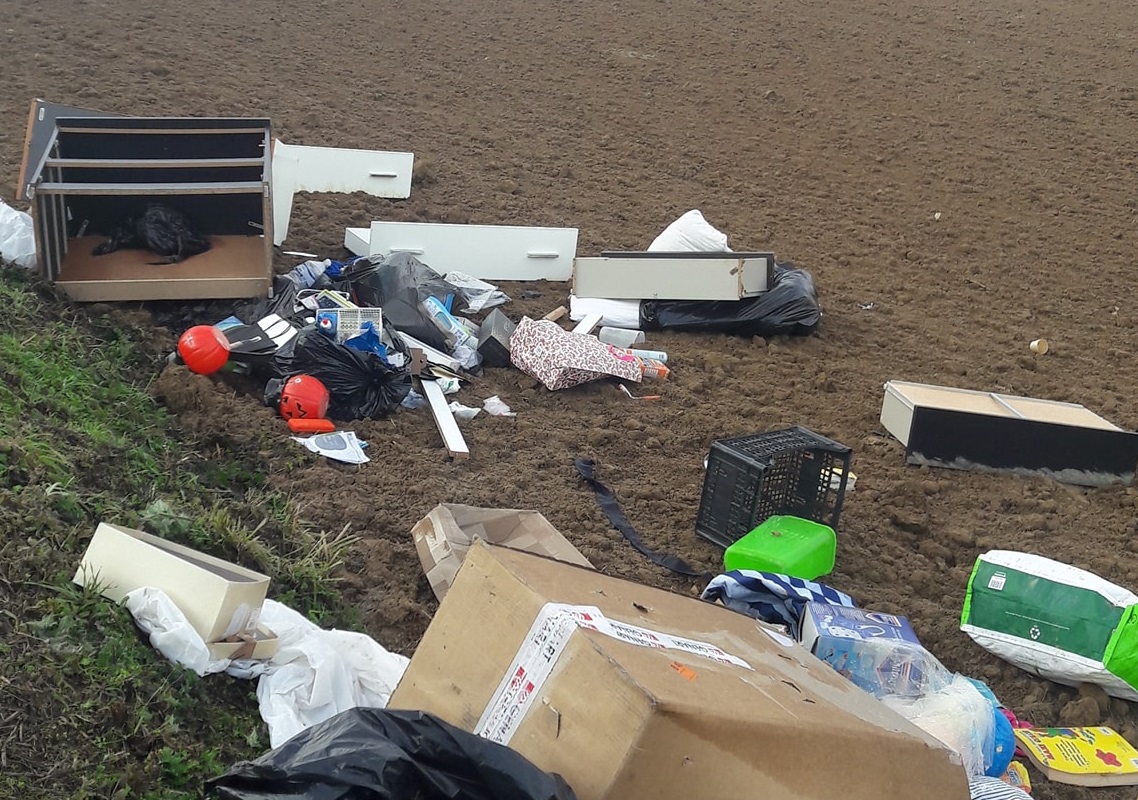 CARMAGNOLA – Scempio di rifiuti abbandonati in via Molinasso