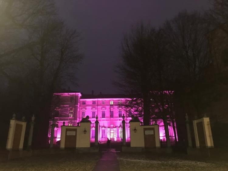 SANTENA – Il Castello Cavour illuminato di rosa per celebrare il giro d’Italia