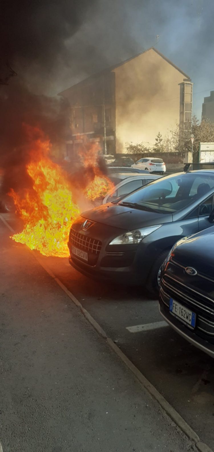 MONCALIERI – Un venerdì di fuoco in via Cavour